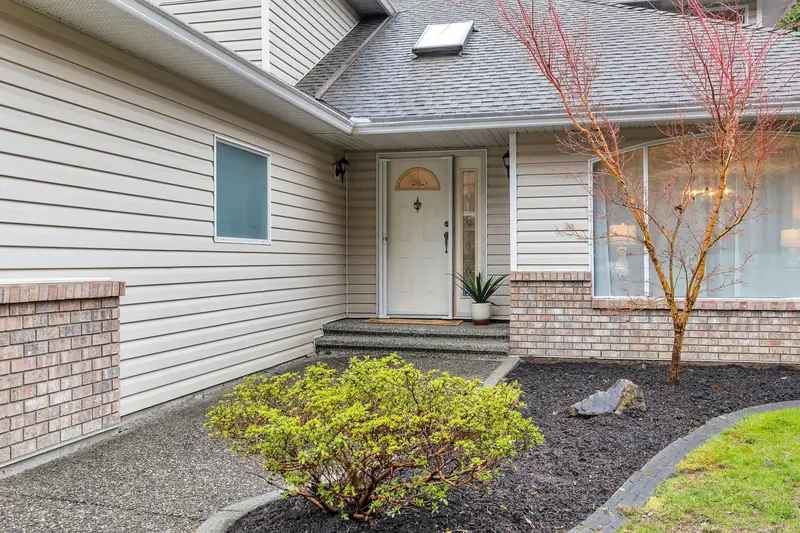 9289 204 STREET - photo 3 of 25