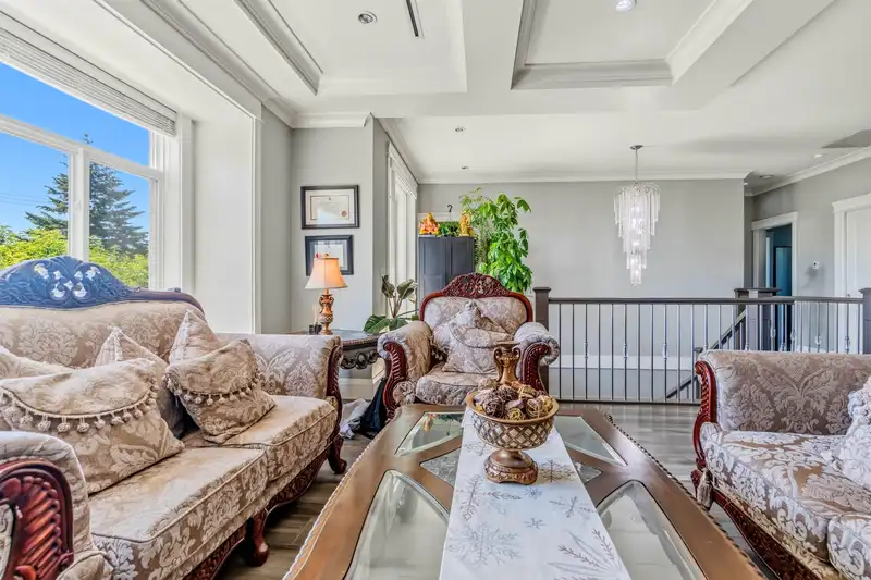 331 E EIGHTH AVENUE - photo 3 of 35