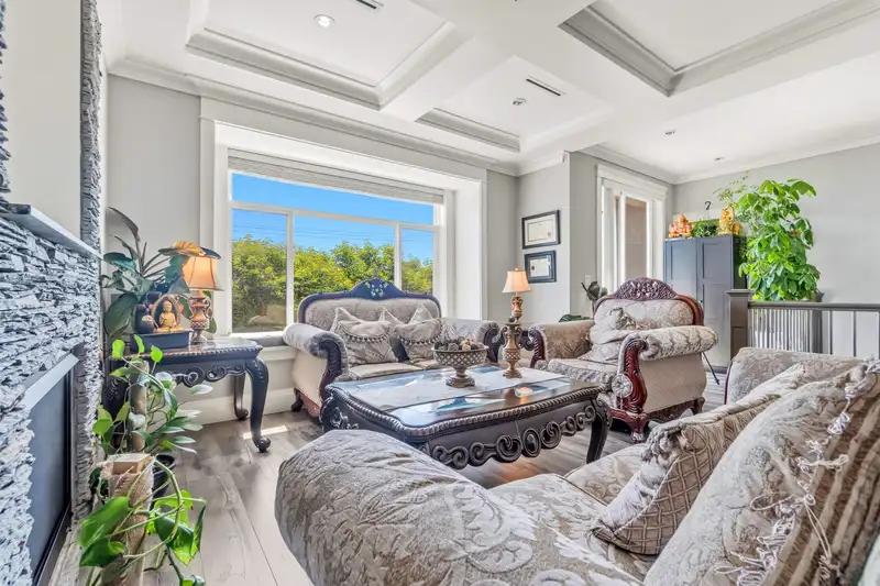 331 E EIGHTH AVENUE - photo 4 of 35