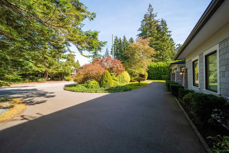 13756 18 AVENUE - photo 4 of 40