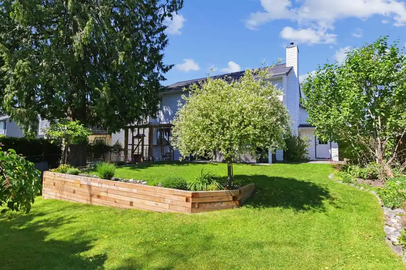18066 61 AVENUE - photo 4 of 32