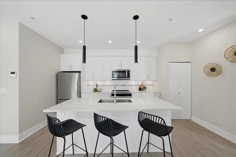 305 22335 MCINTOSH AVENUE - photo 2 of 25