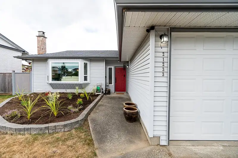 21233 92A AVENUE - photo 3 of 40