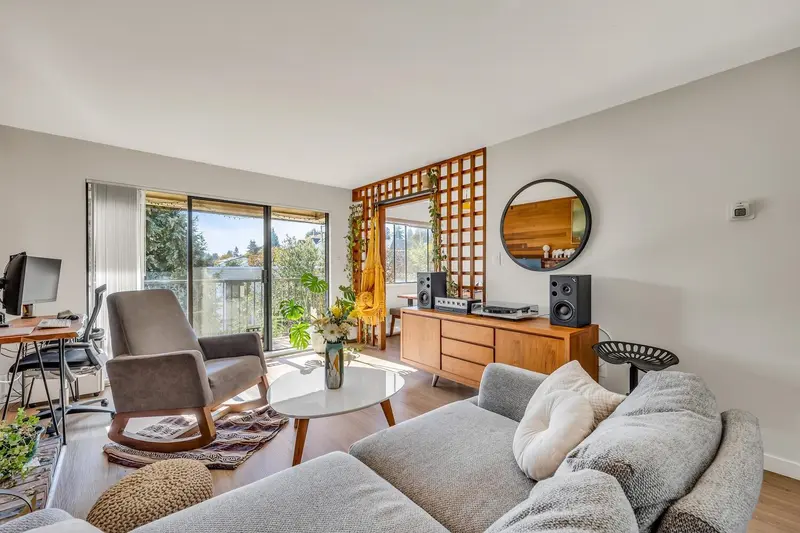 504 466 E EIGHTH AVENUE - photo 3 of 24