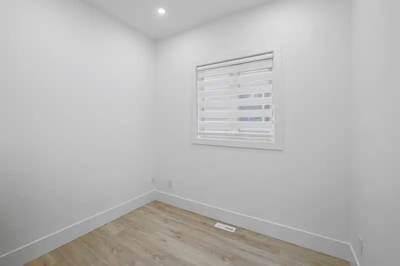 20538 75 AVENUE - photo 4 of 27
