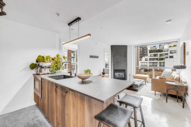 505 928 RICHARDS STREET - photo 1 of 21