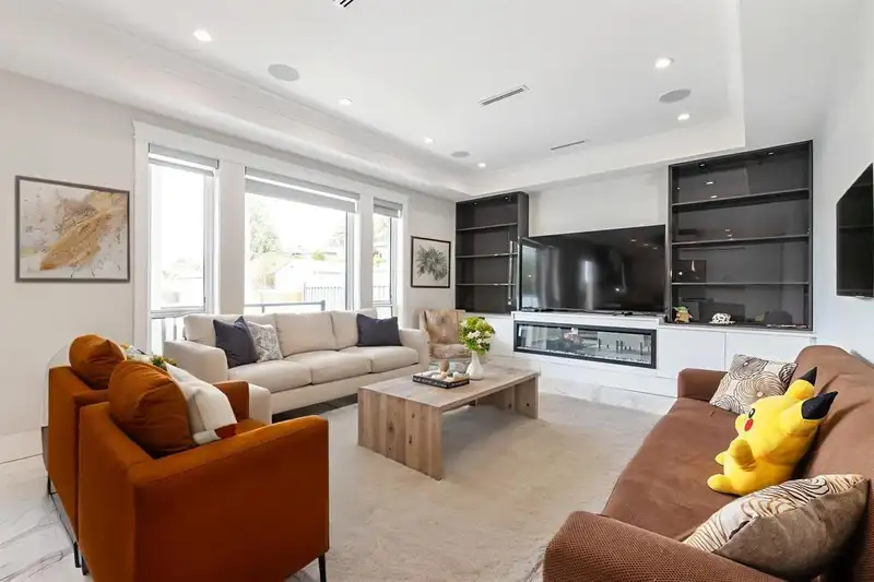 8007 BRADLEY AVENUE - photo 3 of 40