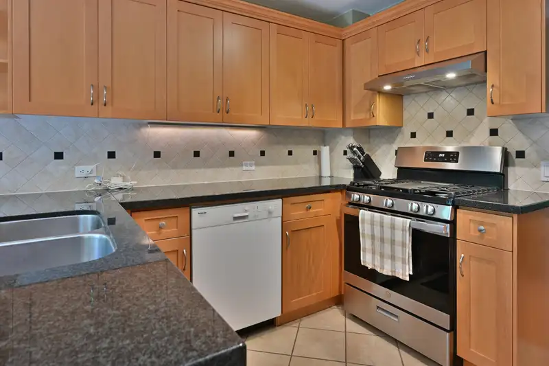 981 BAYVIEW DRIVE - photo 4 of 40