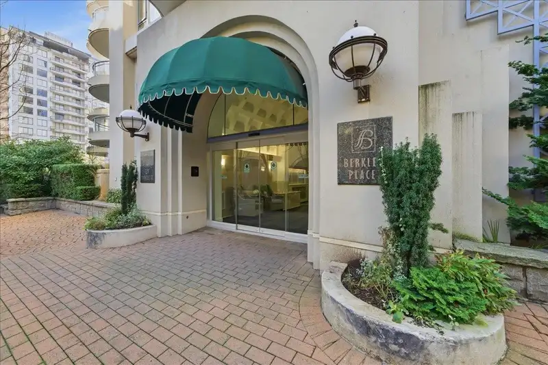 602 739 PRINCESS STREET - photo 2 of 40