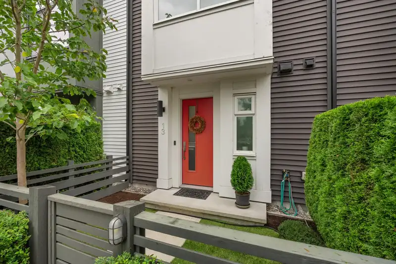 13 17555 57A AVENUE - photo 2 of 30