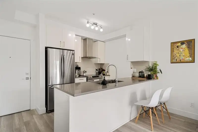307 9689 140 STREET - photo 4 of 10