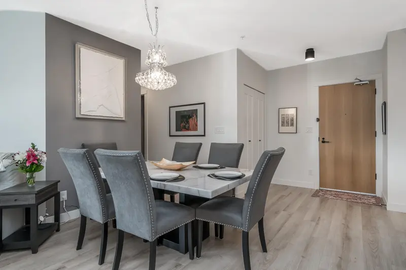 412 2493 MONTROSE AVENUE - photo 4 of 25