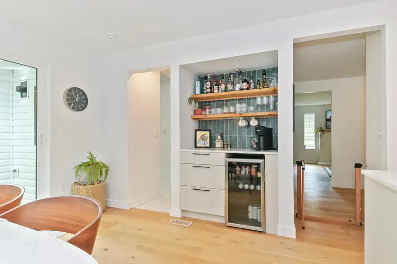 24013 FERN CRESCENT - photo 3 of 30