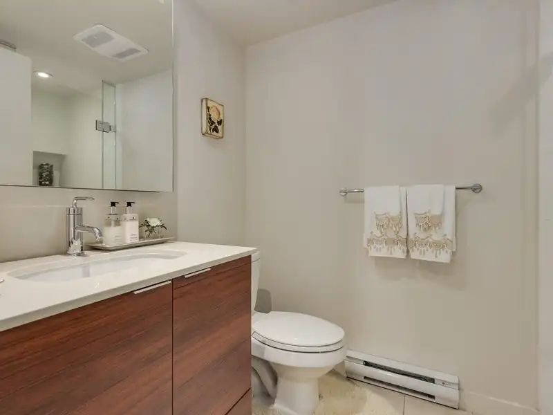 304 1673 LLOYD AVENUE - photo 4 of 22