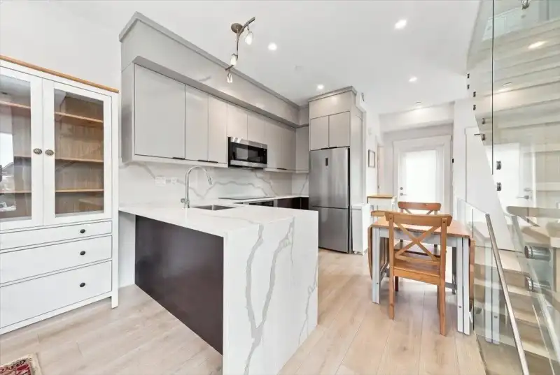 226 E 8TH STREET - photo 4 of 29