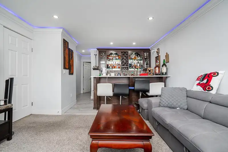 13398 89 AVENUE - photo 4 of 39