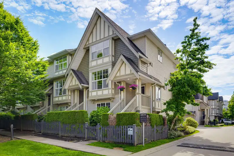 41 8089 209 STREET - photo 1 of 40