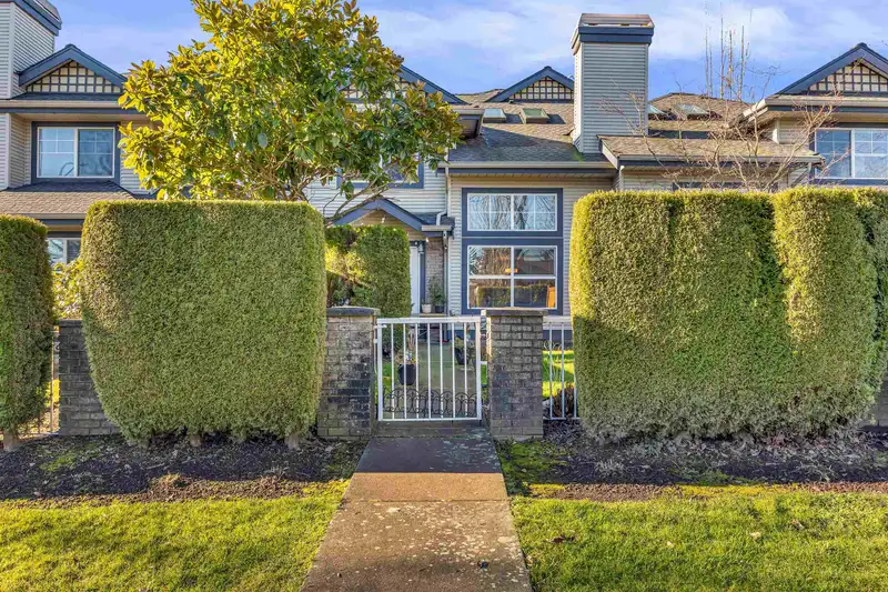 61 8111 160 STREET - photo 2 of 23