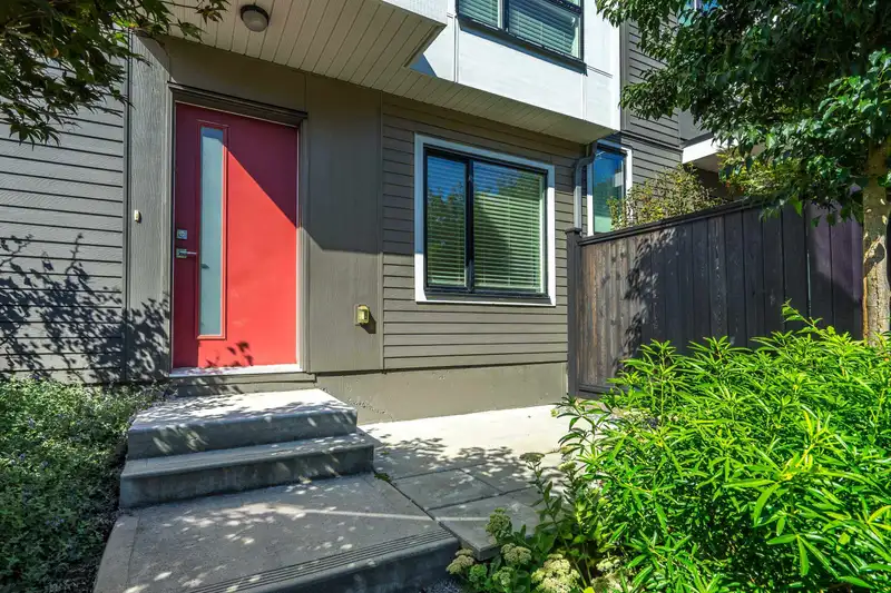 9 16433 19 AVENUE - photo 1 of 35
