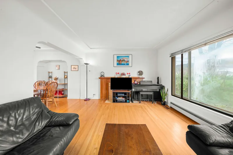 1371 DUTHIE AVENUE - photo 2 of 25