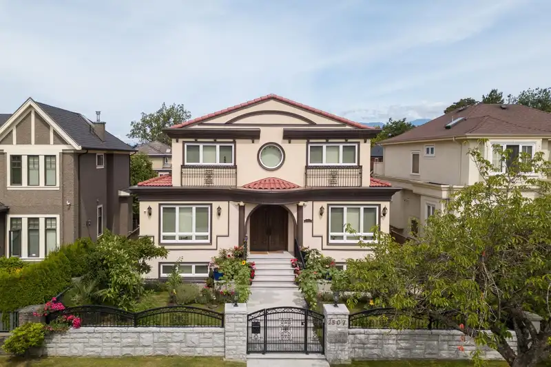 2507 W KING EDWARD AVENUE - photo 1 of 40