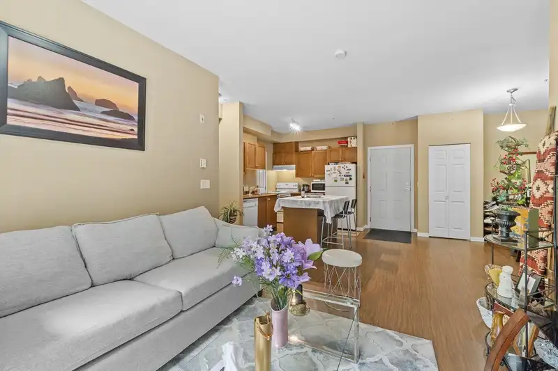 308 13277 108TH AVENUE - photo 3 of 22
