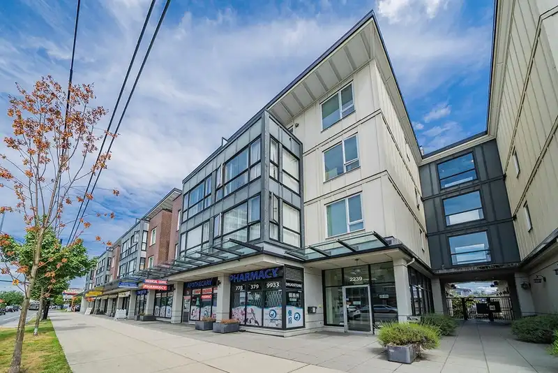110 2239 KINGSWAY - photo 1 of 31