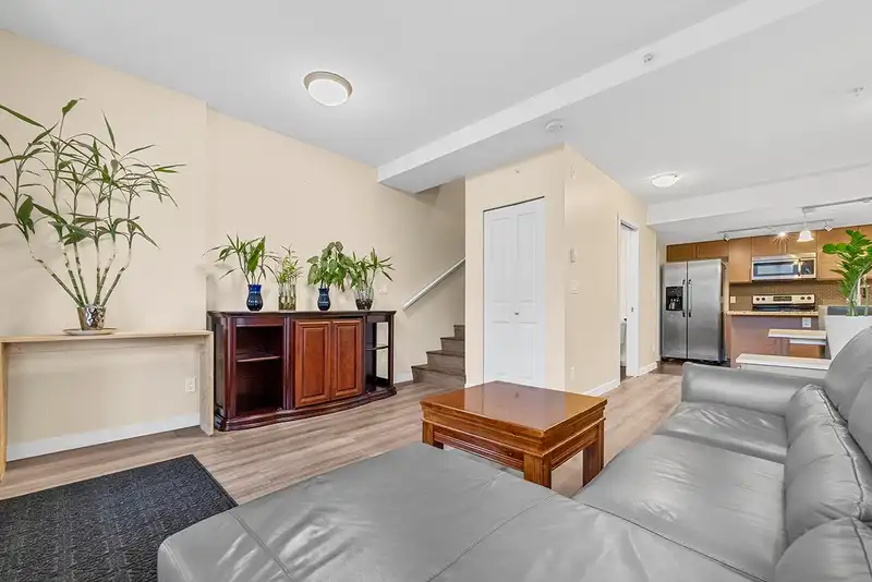 110 2239 KINGSWAY - photo 2 of 31