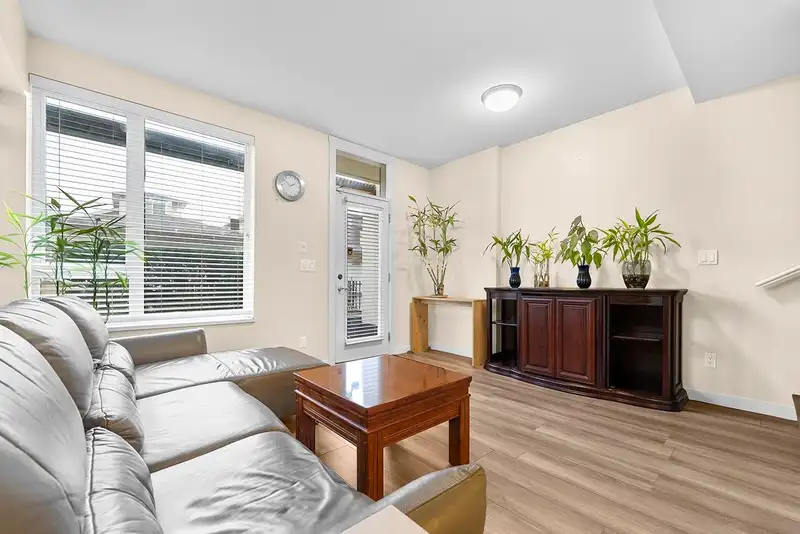 110 2239 KINGSWAY - photo 3 of 31