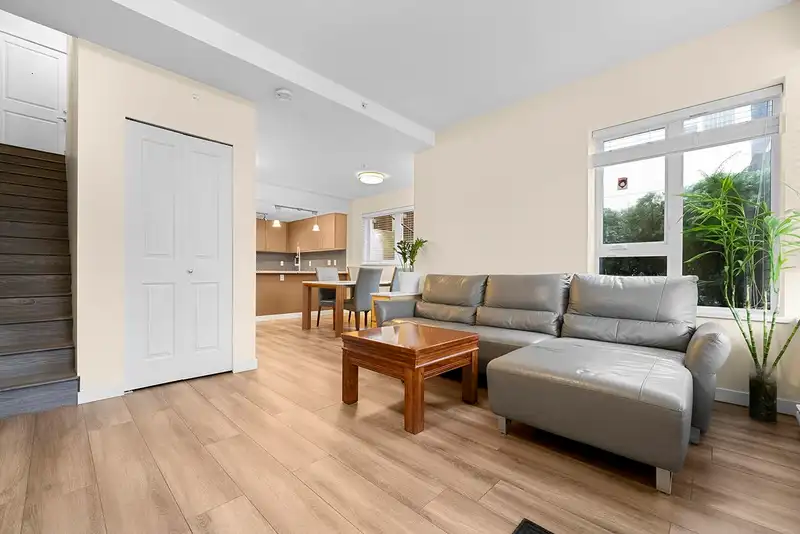 110 2239 KINGSWAY - photo 4 of 31