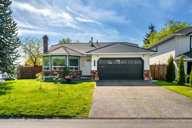 6059 187 STREET - photo 2 of 25