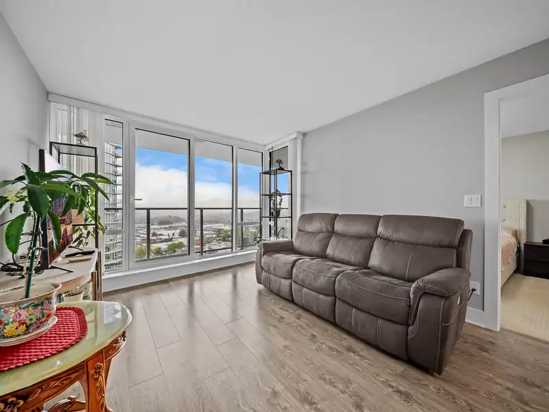 2805 4189 HALIFAX STREET - photo 3 of 35