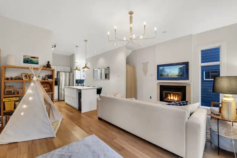 21 40137 GOVERNMENT ROAD - photo 3 of 25