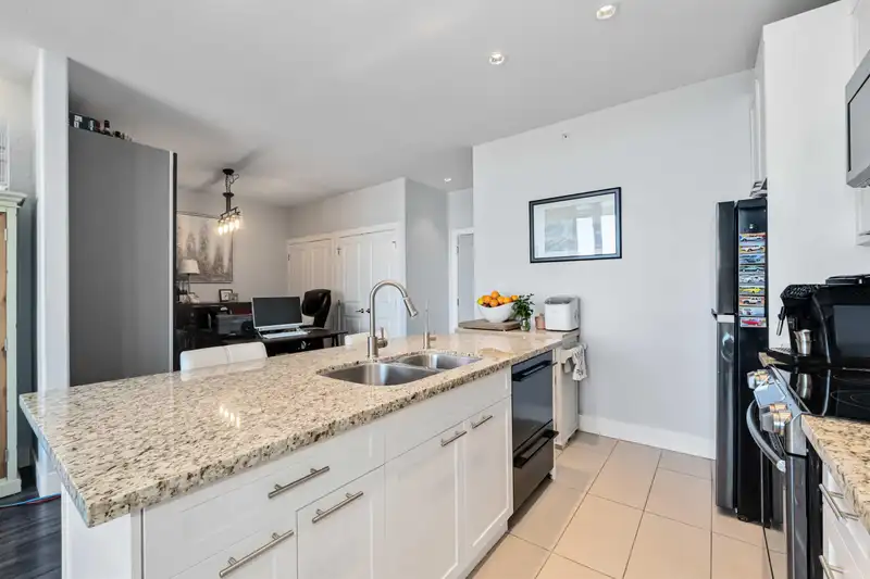 421 2970 KING GEORGE BOULEVARD - photo 4 of 25