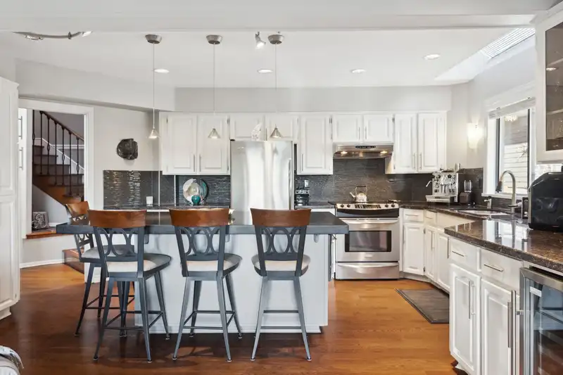 4221 ST. PAULS AVENUE - photo 4 of 40