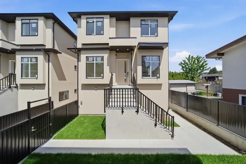 4 6885 AUBREY STREET - photo 1 of 30
