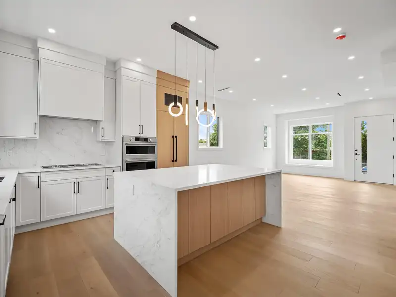 4 6885 AUBREY STREET - photo 2 of 30