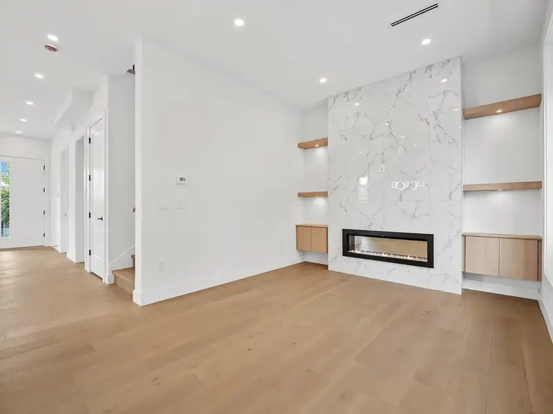 4 6885 AUBREY STREET - photo 3 of 30