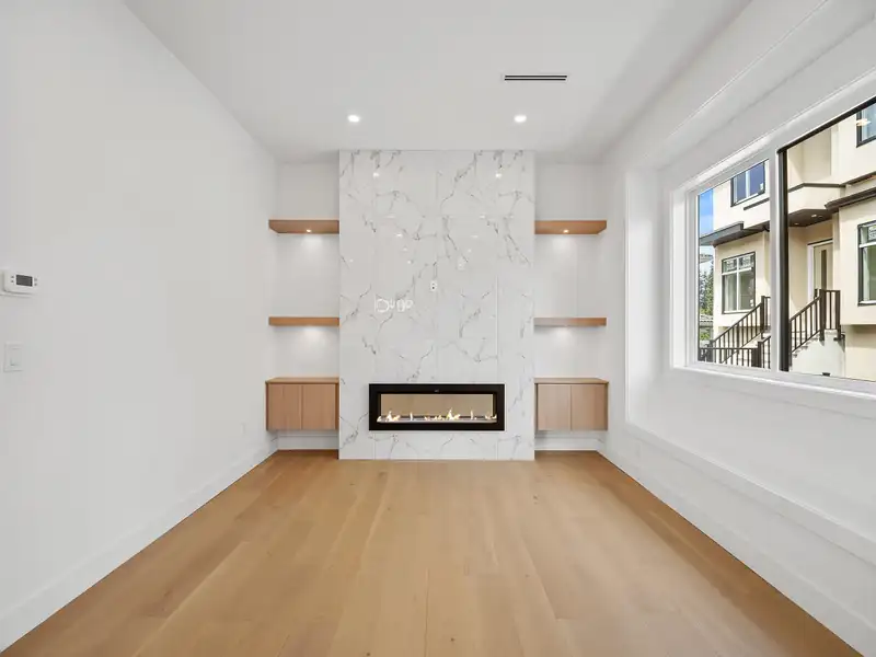 4 6885 AUBREY STREET - photo 4 of 30