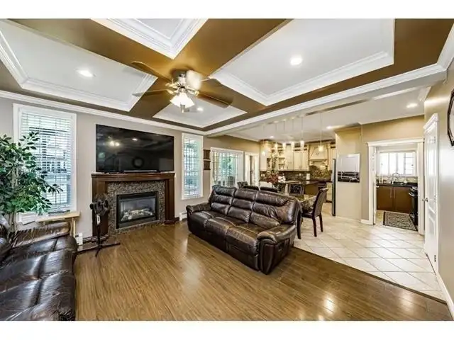 7833 147A STREET - photo 4 of 24