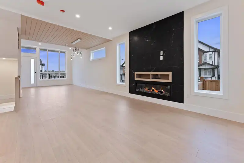 14758 62A AVENUE - photo 4 of 18