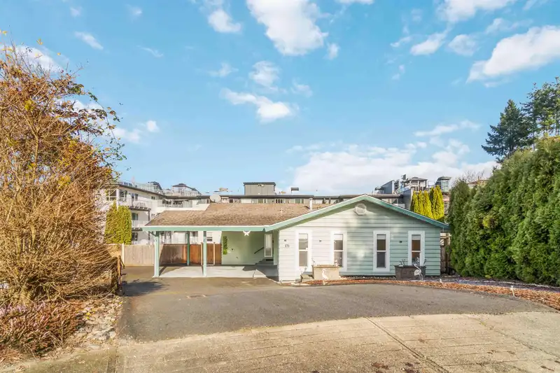 171 EDWARD CRESCENT - photo 3 of 32