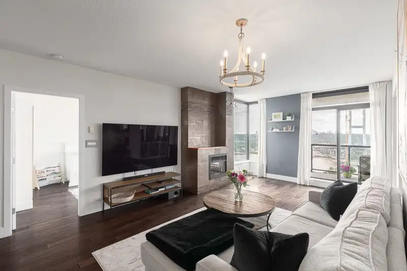 1603 11 E ROYAL AVENUE - photo 4 of 40