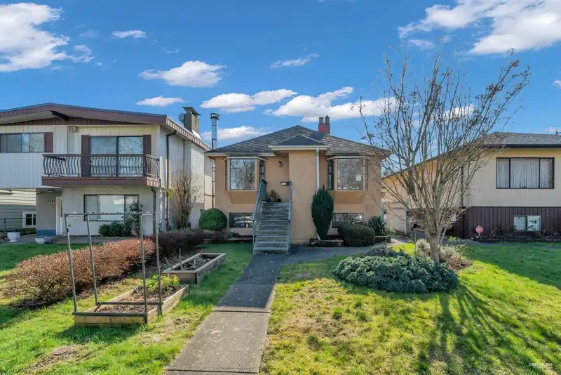 2576 PARKER STREET - photo 2 of 29