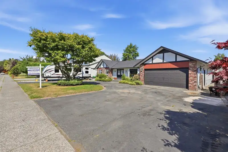 26959 33 AVENUE - photo 2 of 40