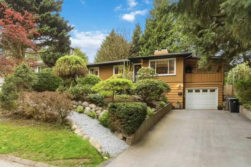 209 CLEARVIEW DRIVE - photo 2 of 39