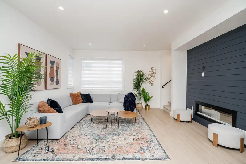 18 20463 70 AVENUE - photo 1 of 39