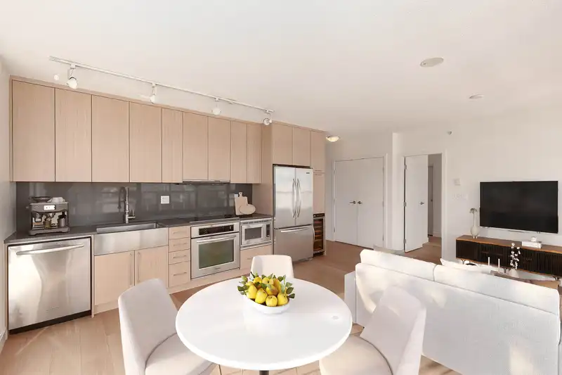 809 250 E 6TH AVENUE - photo 4 of 38