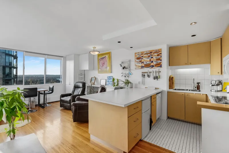 901 1250 BURNABY STREET - photo 1 of 25