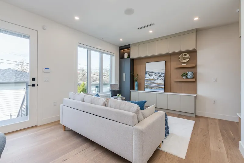 1 2263 E 35TH AVENUE - photo 4 of 25